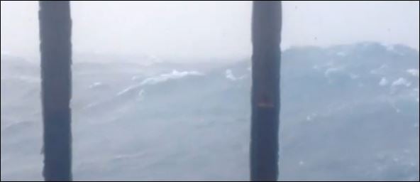 Πλοίο στην Αυστραλία “παλεύει” με κύματα 10 μέτρων – ΒΙΝΤΕΟ
