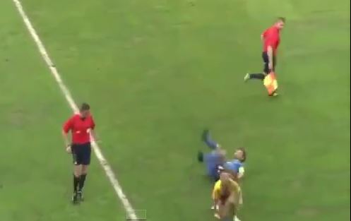 Τσιρλίντερ έκανε… τάκλιν σε ποδοσφαιριστή- ΒΙΝΤΕΟ