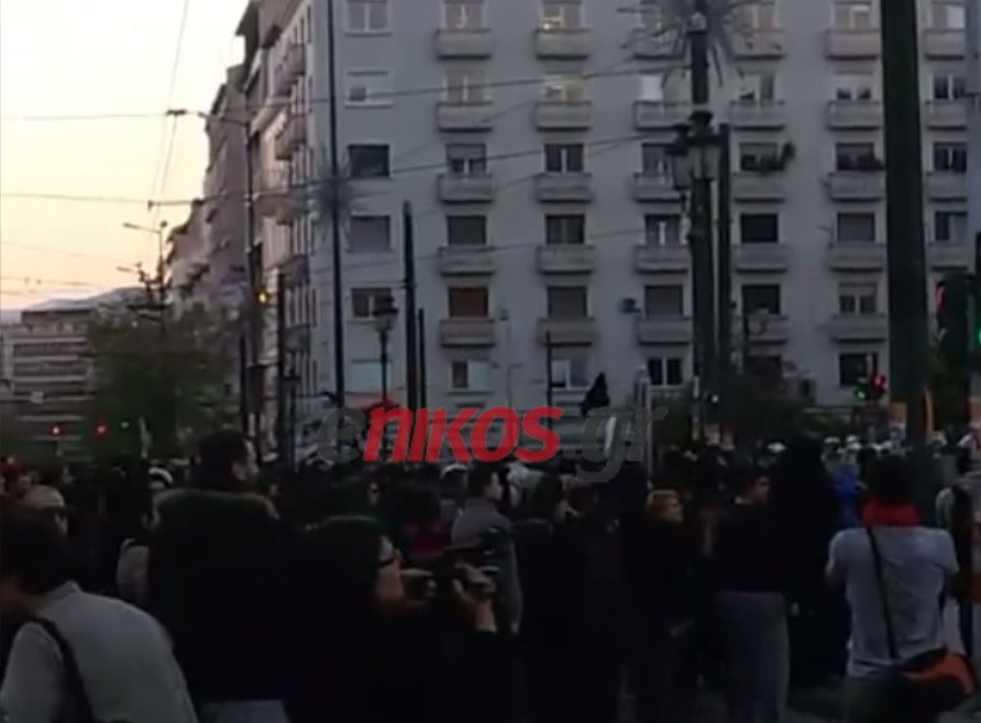 Συνθήματα έξω από την Πρυτανεία – ΒΙΝΤΕΟ