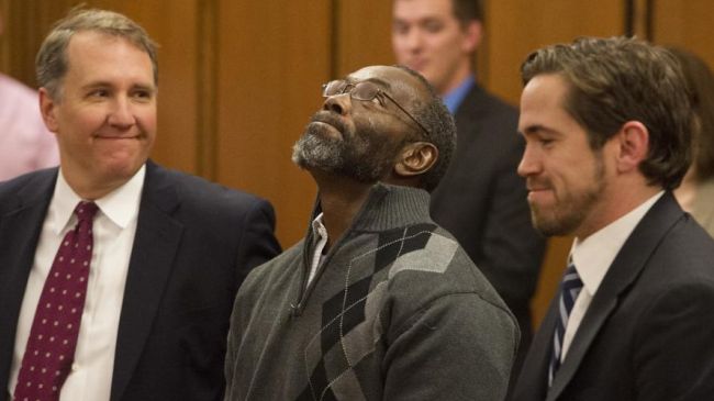 Αθώος… μετά από 30 χρόνια στη φυλακή – ΦΩΤΟ