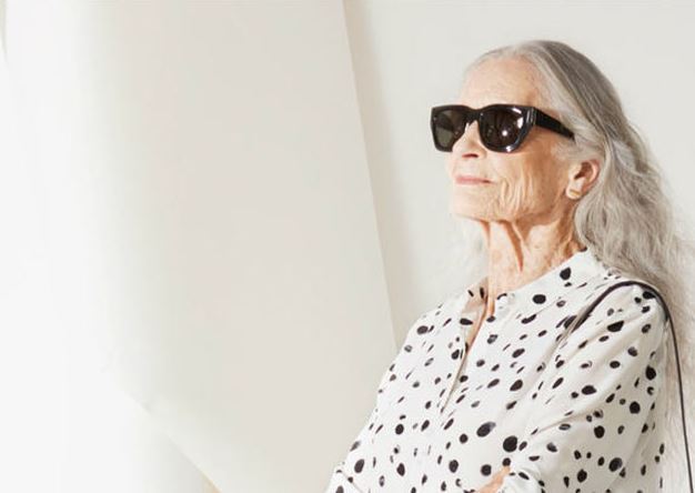 86χρονο μοντέλο ποζάρει σε νέα καμπάνια- ΦΩΤΟ