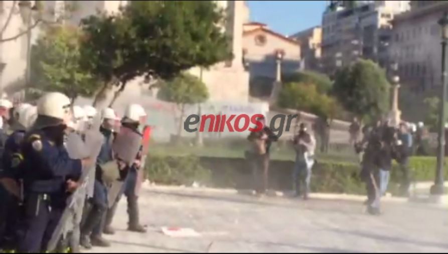 “Μάχες” στο προαύλιο της πρυτανείας – ΒΙΝΤΕΟ