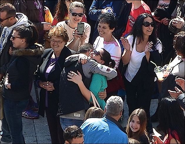 Πρόταση γάμου στην κεντρική πλατεία της Κέρκυρας – ΦΩΤΟ