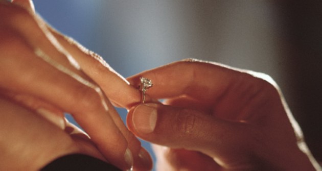 Της έκανε πρόταση γάμου την ώρα της ορκομωσίας