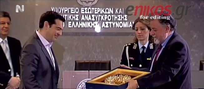 Το δώρο του Πανούση στον Τσίπρα- ΒΙΝΤΕΟ