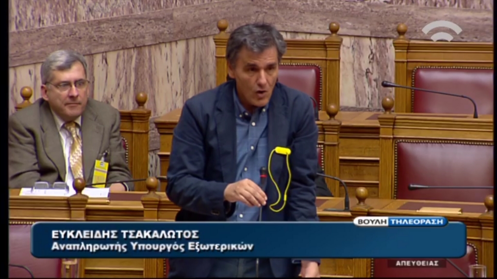 Το φωσφοριζέ gadget στο σακάκι του Τσακαλώτου – ΦΩΤΟ