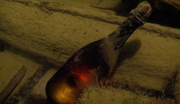 Άνοιξαν σαμπάνια με τη μηχανή του χρόνου – ΦΩΤΟ