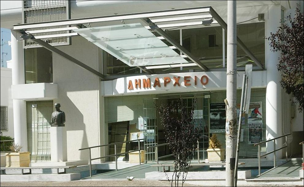 Αντιεξουσιαστές απέκλεισαν το δημαρχείο Νέας Σμύρνης – ΤΩΡΑ