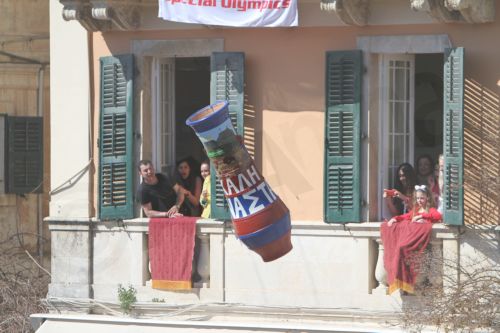 Η ρίψη των μπότηδων στην Κέρκυρα- ΒΙΝΤΕΟ- ΦΩΤΟ