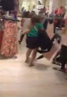 Μονομαχία γυναικών για μια θέση στο… ταμείο – ΒΙΝΤΕΟ