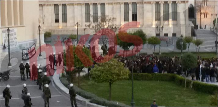 Συγκέντρωση έξω από την πρυτανεία – ΦΩΤΟ