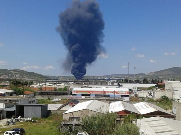 Τραγωδία στο Βόλο από πυρκαγιά σε εργοστάσιο με έναν νεκρό- ΦΩΤΟ