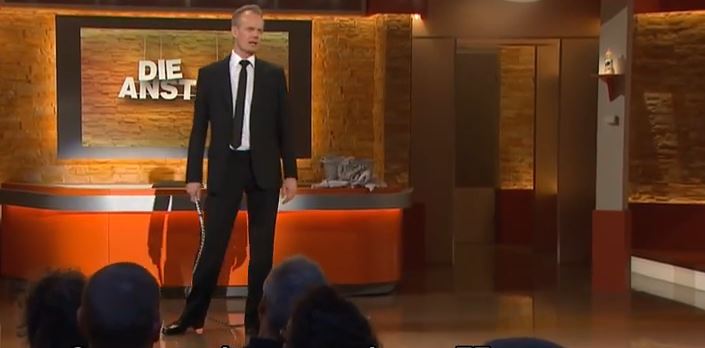 Το σκετς για τον Βαρουφάκη στο γερμανικό “Αλ Τσαντίρι” – ΒΙΝΤΕΟ