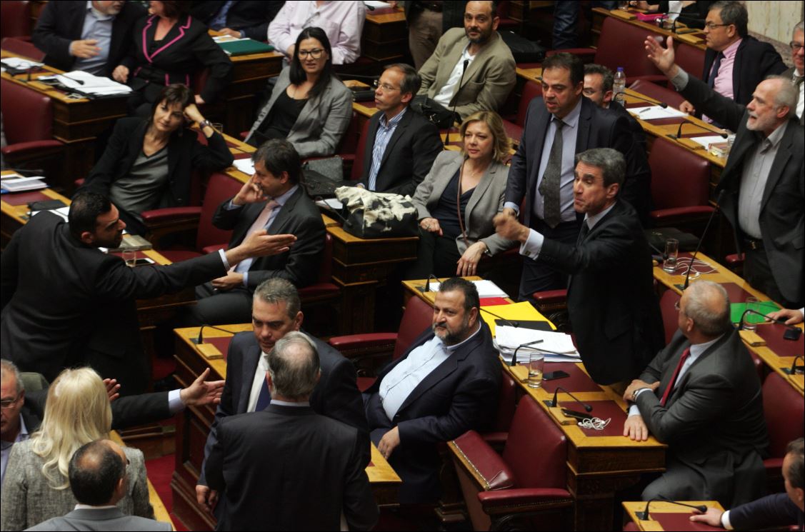 Boυλευτές του ΣΥΡΙΖΑ αποδοκιμάζουν τον Λοβέρδο – ΒΙΝΤΕΟ