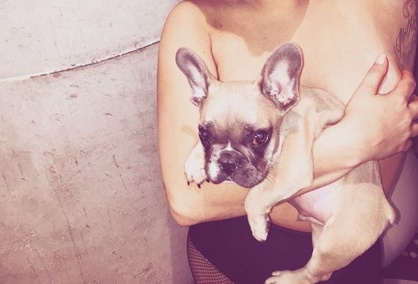 Διάσημη τραγουδίστρια πόζαρε αγκαλιά με το σκυλάκι της… τόπλες- ΦΩΤΟ