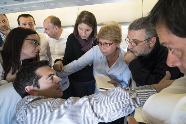Ο Τσίπρας με δημοσιογράφους στην πτήση για Βρυξέλλες – ΦΩΤΟ