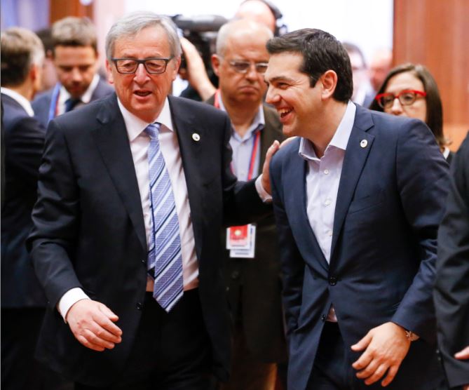 Οι θερμοί εναγκαλισμοί Τσίπρα-Γιούνκερ – ΦΩΤΟ
