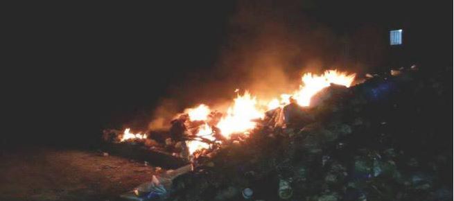 Καίνε τα σκουπίδια στις γειτονιές του Πύργου- ΦΩΤΟ