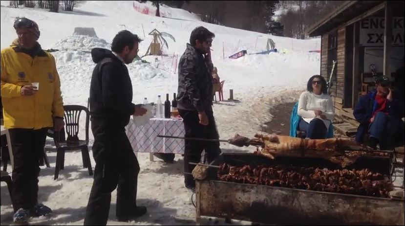 Σούβλισαν αρνί μέσα στο χιόνι – ΒΙΝΤΕΟ