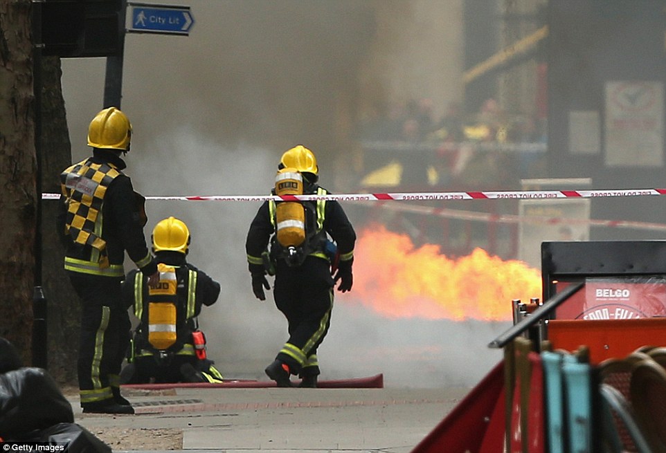 Υπόγεια πυρκαγιά προκάλεσε μπλακ άουτ στο Λονδίνο – ΒΙΝΤΕΟ- ΦΩΤΟ