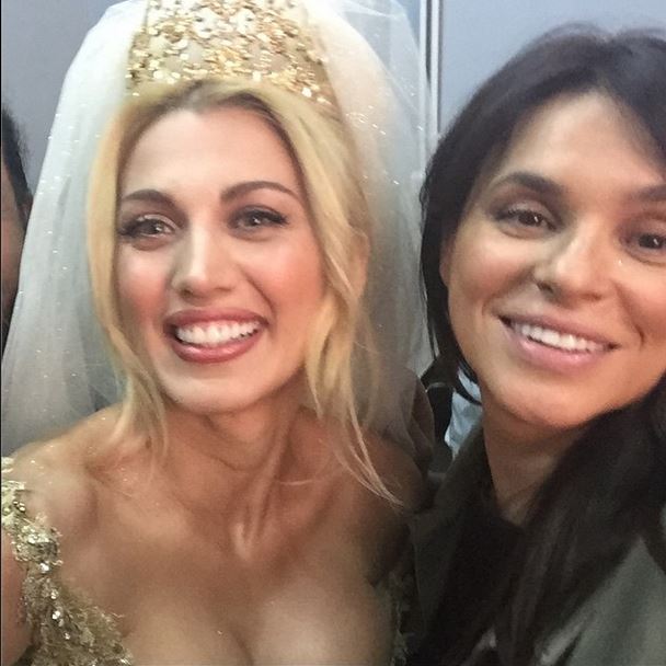 Η Σπυροπούλου έκανε πασαρέλα με νυφικό – BINTEO