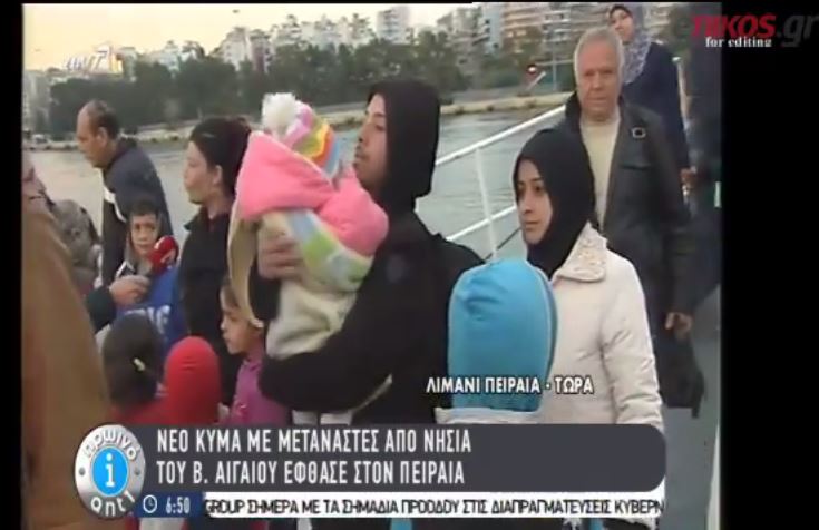 Δύο επιβατηγά με 400 πρόσφυγες στον Πειραιά – ΒΙΝΤΕΟ