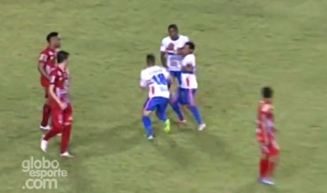 Αν και συμπαίκτες… έπαιξαν ξύλο – ΒΙΝΤΕΟ