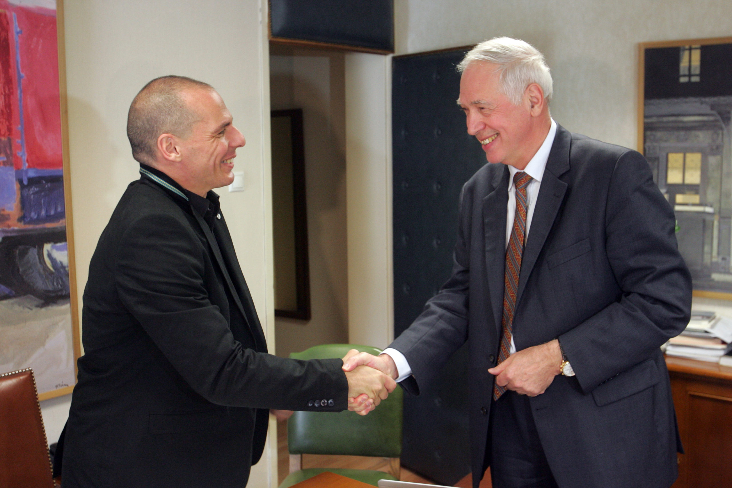 Χαμογελαστός ο Βαρουφάκης υποδέχεται τον Ελβετό επίσημο – ΦΩΤΟ