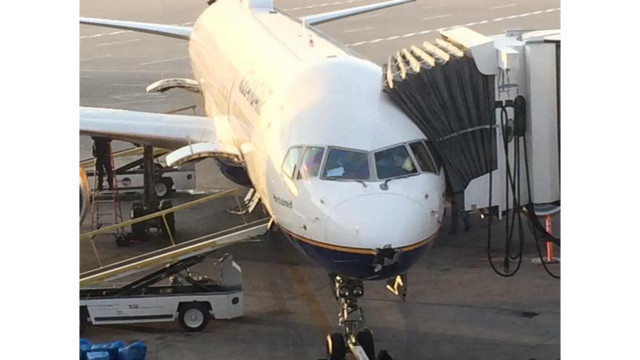 Κεραυνός τρύπησε αεροσκάφος και η πτήση συνεχίστηκε… κανονικά – ΦΩΤΟ