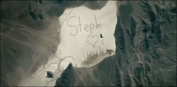 Ζωγράφισε στην έρημο για να στείλει μήνυμα στον αστροναύτη πατέρα της – ΒΙΝΤΕΟ