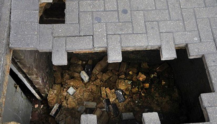 Άνοιξε το πεζοδρόμιο και την… “κατάπιε” – ΦΩΤΟ