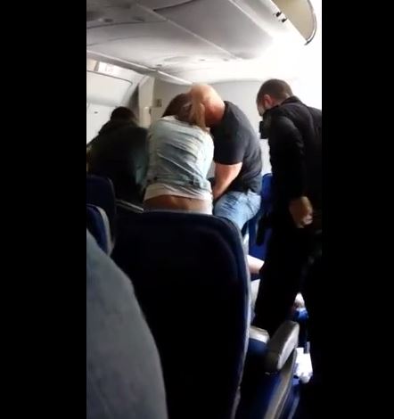 Σοκ στην Ισπανία από την απέλαση μετανάστη με… γροθιές – ΒΙΝΤΕΟ