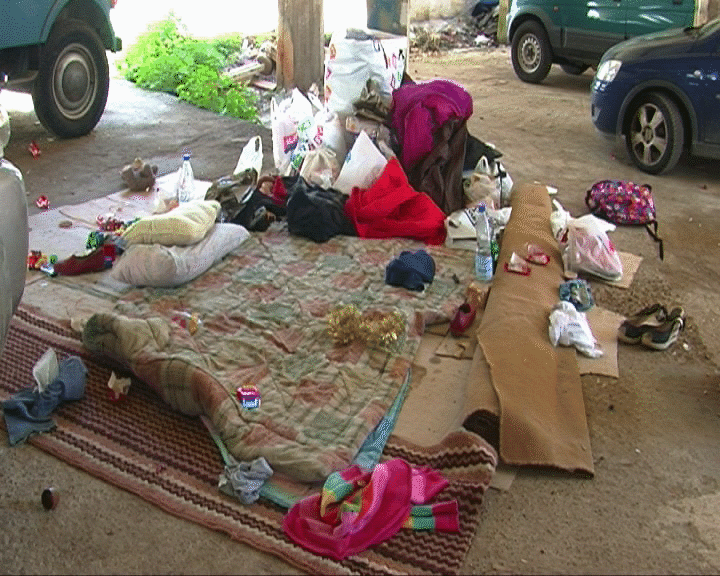 Πενταμελής οικογένεια ζει σε πυλωτή – ΒΙΝΤΕΟ – ΦΩΤΟ