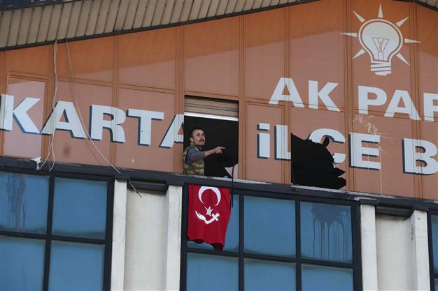 Ένοπλος εισέβαλε στα γραφεία του κόμματος Δικαιοσύνης και Ανάπτυξης στην Τουρκία – ΒΙΝΤΕΟ – ΤΩΡΑ