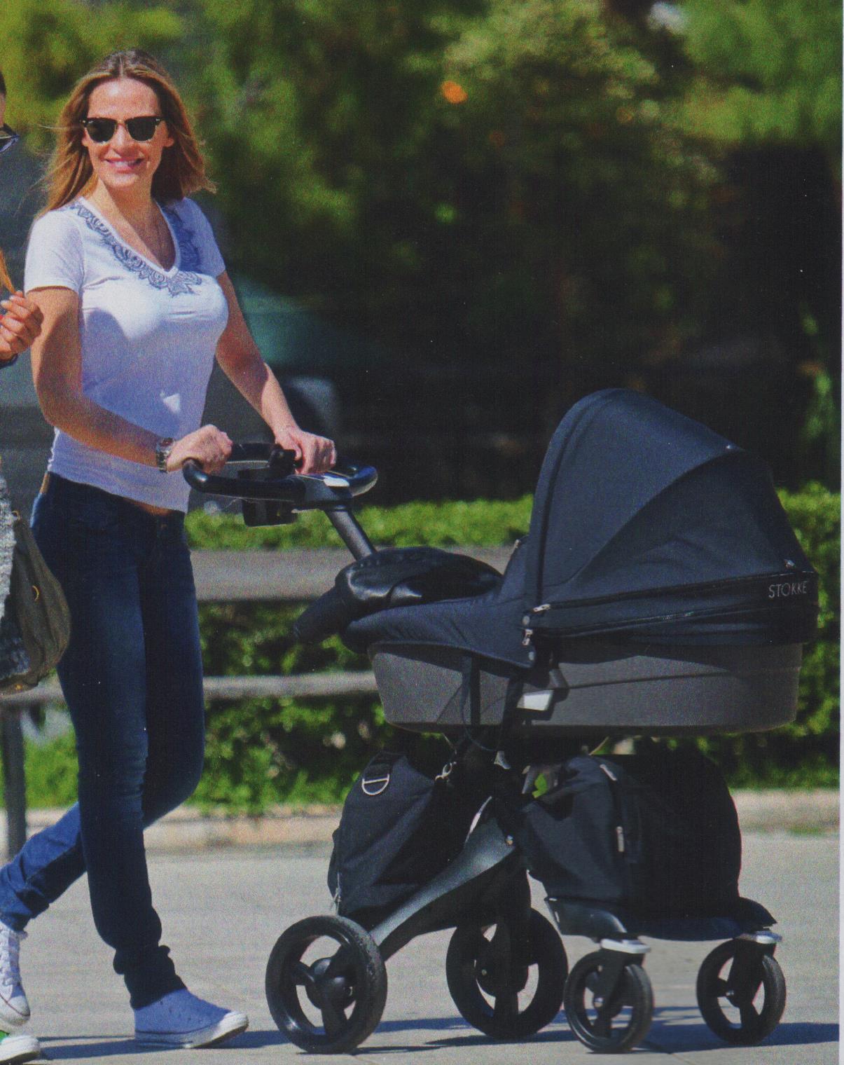 H Μπόσνιακ βόλτα με την κόρη της – ΦΩΤΟ