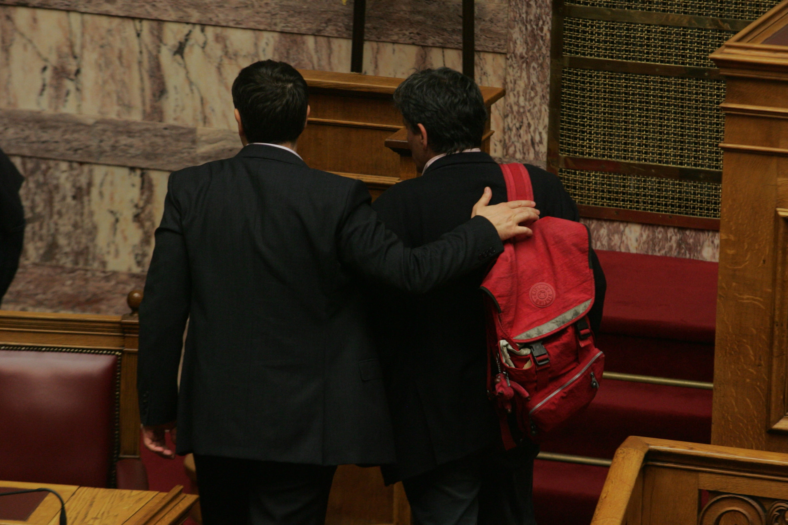 Αγκαλιασμένοι αποχώρησαν Τσίπρας – Τσακαλώτος – ΦΩΤΟ