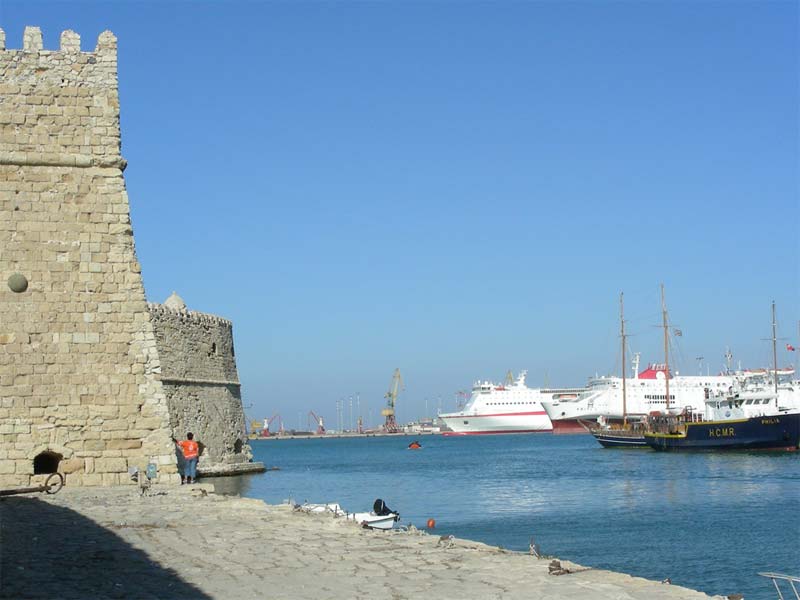 Ηράκλειο: «Βουτιά» ΙΧ στο λιμάνι, σώος ο οδηγός του