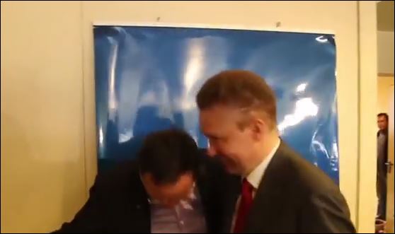 Η υπόκλιση του Λαφαζάνη στον Μίλερ προκαλεί συζητήσεις – ΒΙΝΤΕΟ