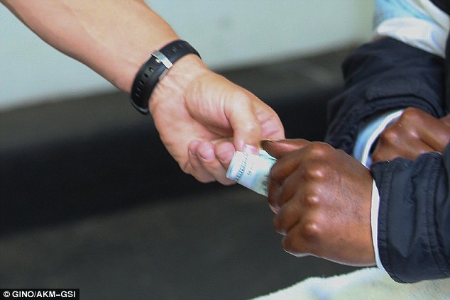 Ο σταρ του Χόλιγουντ που έδωσε 100 δολάρια σε άστεγο- ΦΩΤΟ