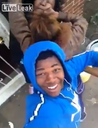 Τις άφησε να τσακώνονται και αυτός… – ΒΙΝΤΕΟ