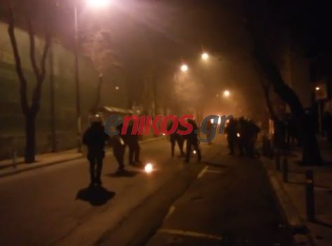 “Πεδίο μάχης” έξω από το Πολυτεχνείο – ΒΙΝΤΕΟ