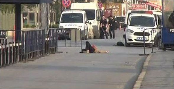 Πυροβολισμοί έξω από το Αρχηγείο της Αστυνομίας στην Κωνσταντινούπολη – ΤΩΡΑ