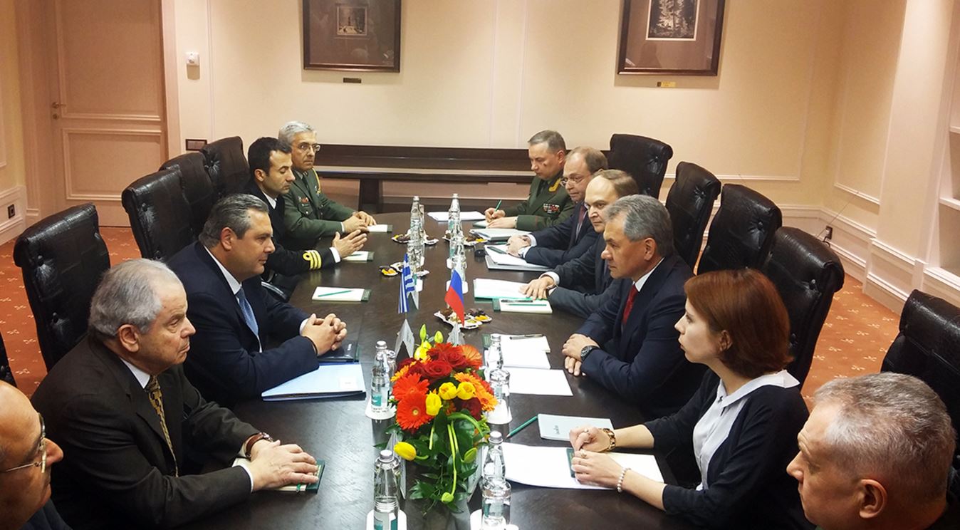 Ένα καλάσνικοφ στον Καμμένο από τους Ρώσους – ΦΩΤΟ