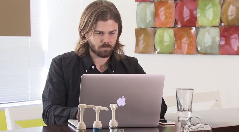 Μείωσε το μισθό του για να δώσει αυξήσεις στους υπαλλήλους του – ΒΙΝΤΕΟ