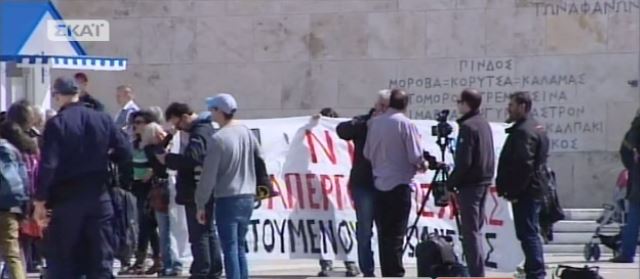 “Άπλωσαν” πανό στο μνημείο του αγνώστου στρατιώτη – ΒΙΝΤΕΟ