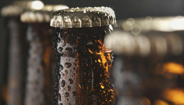 Πως να ανοίξετε μια μπύρα μόνο με ένα κομμάτι χαρτί