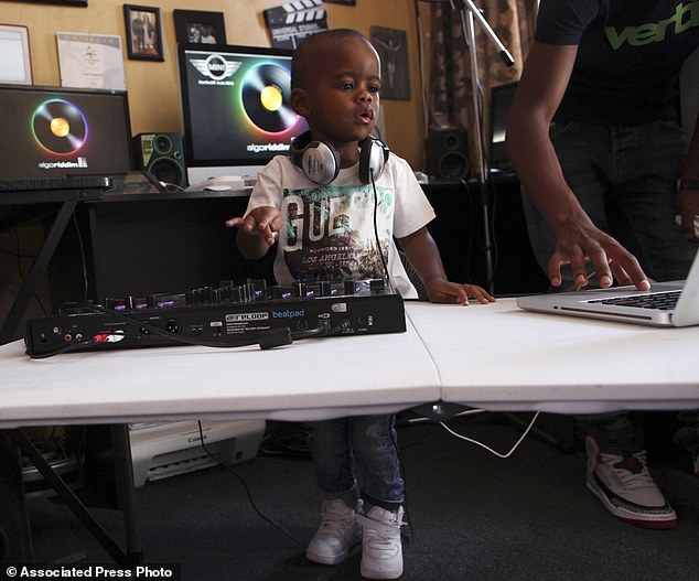 Φοράει πάνες αλλά είναι διάσημος DJ – ΒΙΝΤΕΟ