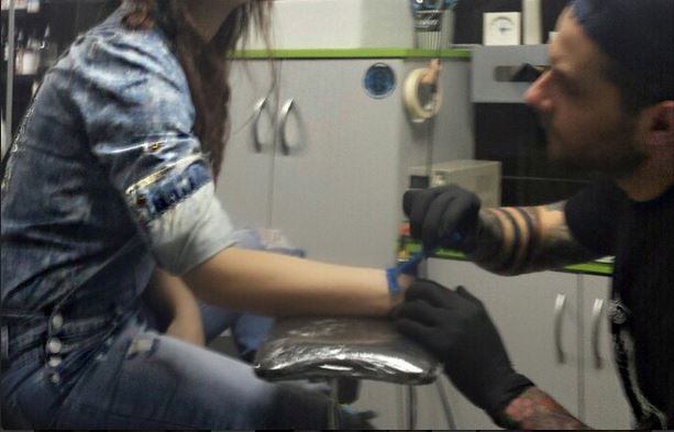 Το τατουάζ γνωστής τραγουδίστριας λίγο πριν από την Ανάσταση – ΦΩΤΟ