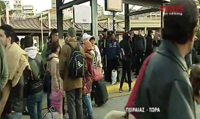 Έδεσε στον Πειραιά πλοίο με 250 μετανάστες – ΒΙΝΤΕΟ