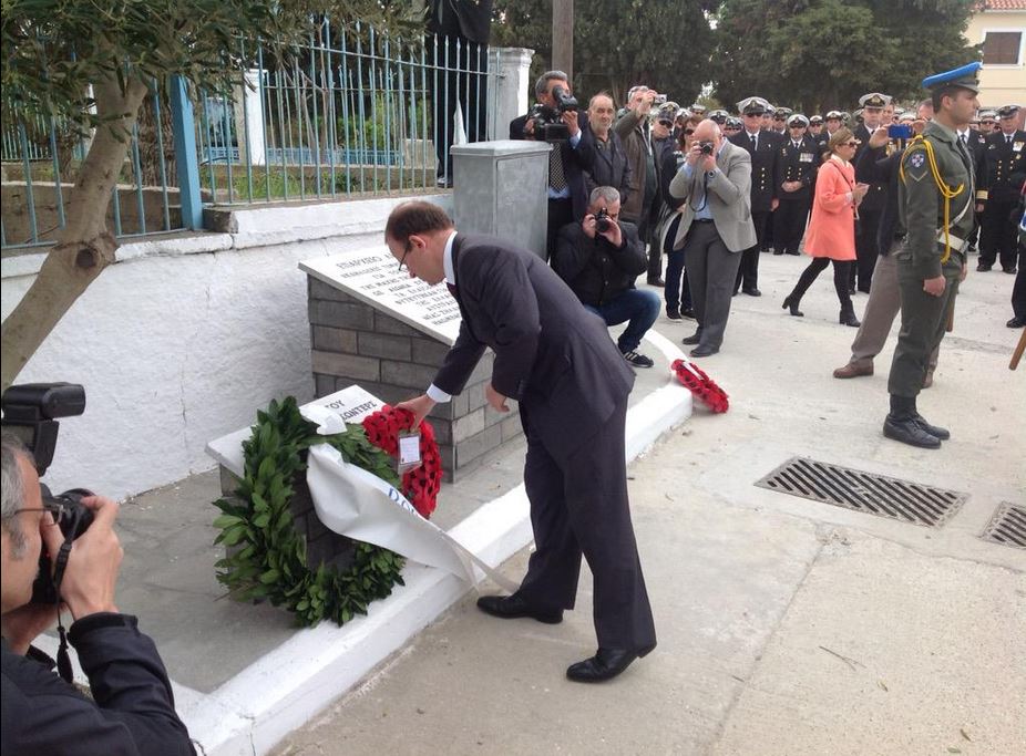 Κατάθεση στεφάνου του Βρετανού πρέσβη στη μνήμη του Σόντερς – ΦΩΤΟ